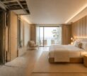 Quarto de hotel em renovação com infraestrutura de telecomunicações ITED à vista, ao lado do mesmo quarto renovado